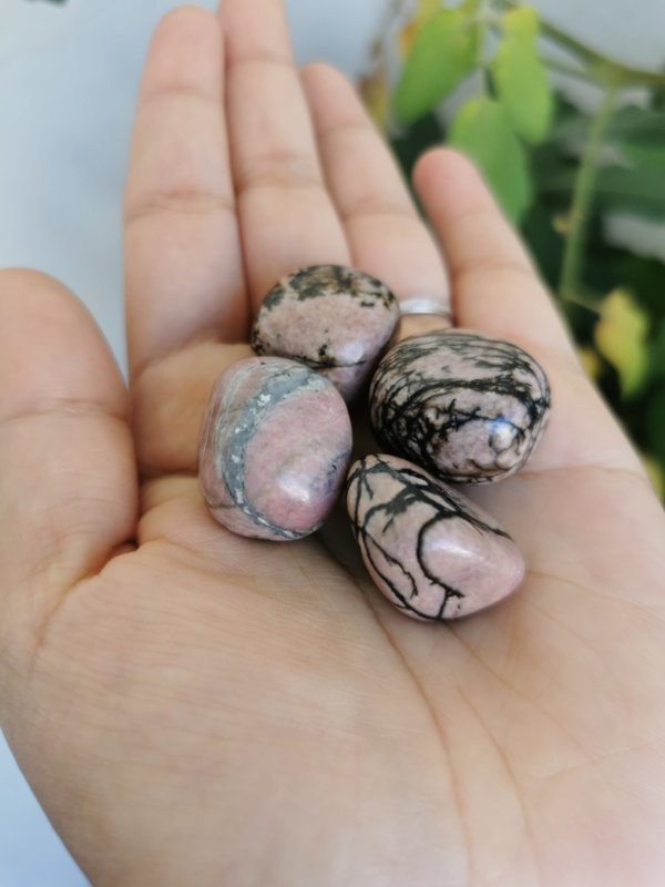 Rhodonite roulée , pierre roulée, lithothérapie, pierres naturelles, pierres , rhodonite, spiritualité, méditation, yoga , sadhananepal